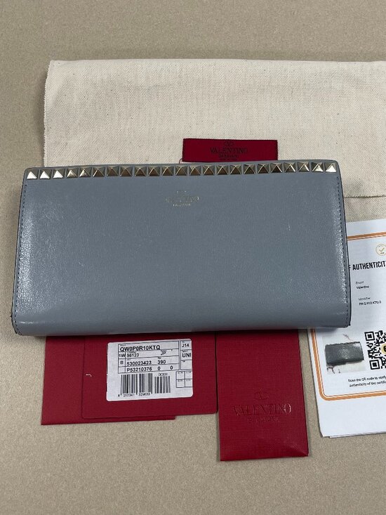 Valentino Garavani Rockstud Leather Continental Zippy Wallet - Grey - Preowned - Picture 2 of 12